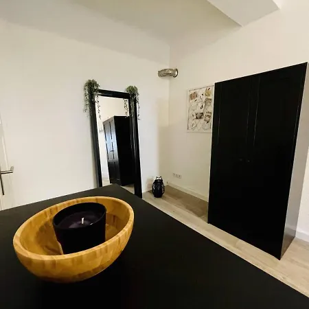 Lägenhet Newly Furnished Beautiful In The Center With Smart Tv